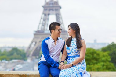 Paris'te genç romantik Asya çift