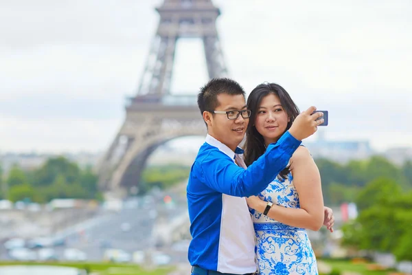 Jovem casal romântico asiático em Paris — Fotografia de Stock