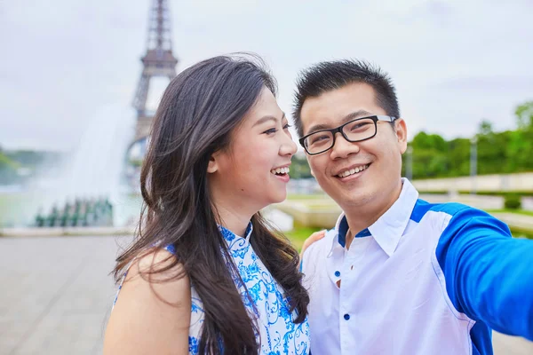 Jovem casal romântico asiático em Paris — Fotografia de Stock