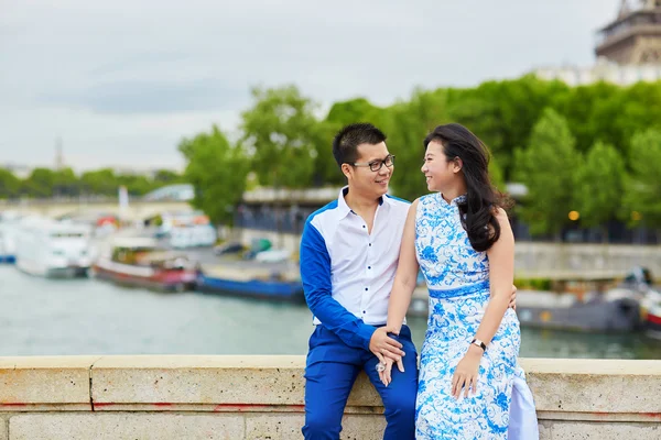 Jeune couple romantique asiatique à Paris — Photo