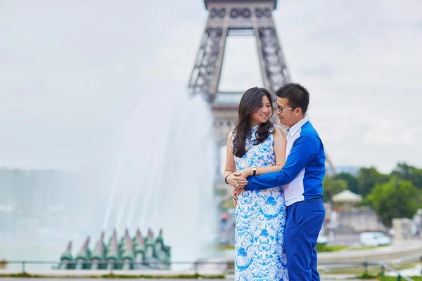 Jonge romantische Aziatische paar in Parijs — Stockfoto