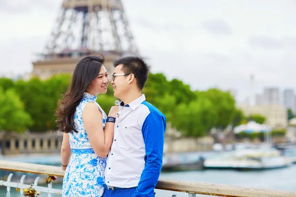 Joven pareja asiática romántica en París — Foto de Stock