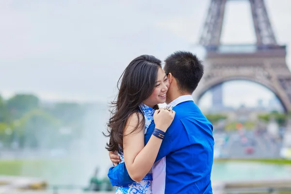 Молодая романтическая азиатская пара в Париже — стоковое фото