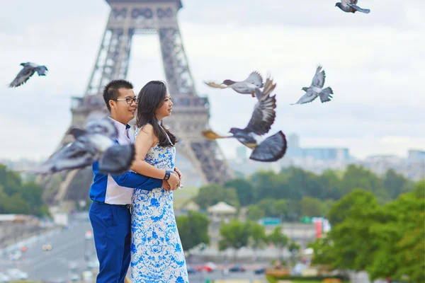 Jeune couple romantique asiatique à Paris — Photo