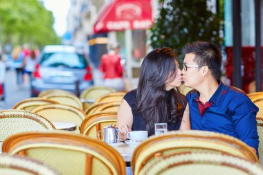 Paris'te genç romantik Asya çift