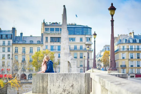 Jóvenes citas pareja en París en un día de otoño brillante — Foto de Stock