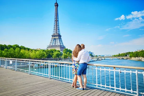 Parejas jóvenes que tienen una cita en París, Francia — Foto de Stock