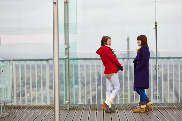 Twee meisjes op de observatie-platform van de toren van Montparnasse — Stockfoto