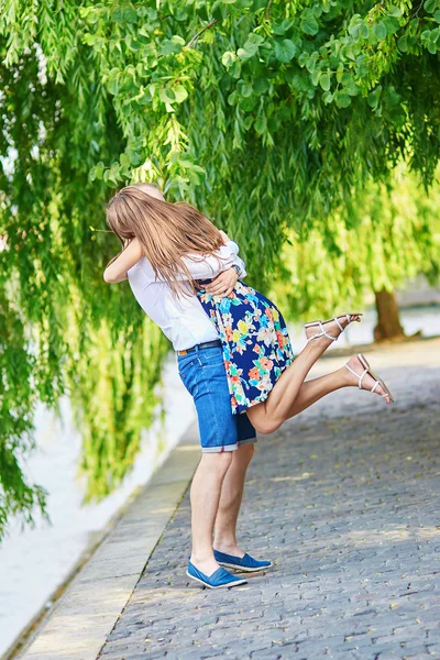 Mladý pár s datum v Paříž, Francie — Stock fotografie