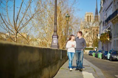 Paris'te genç Romantik Çift