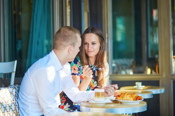 Parejas jóvenes que tienen una cita en la cafetería, Paris, Francia —  Fotos de Stock