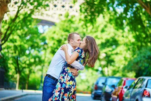 Jeune couple ayant un rendez-vous à Paris, France — Photo