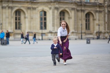 Anne ve küçük oğlu Paris