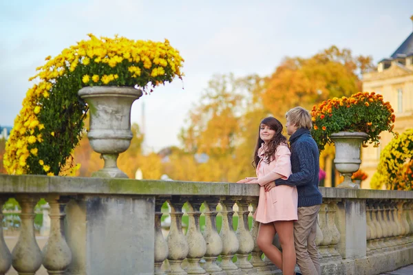 秋の日にパリのロマンチックなカップル — ストック写真