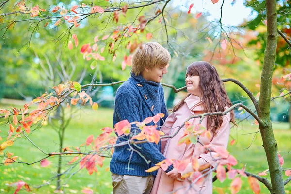 Pareja joven en París, disfrutando del día de otoño — Foto de Stock