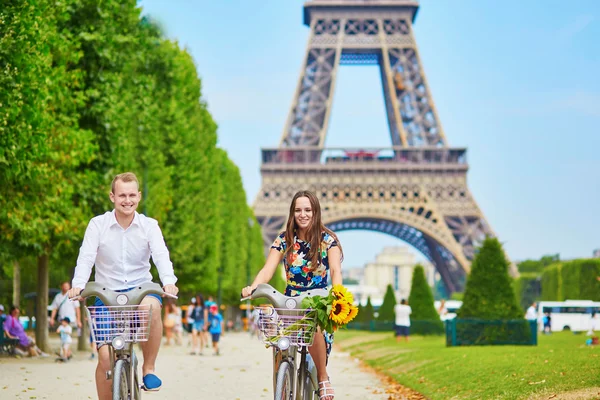 Casal jovem usando bicicletas em Paris, França — Fotografia de Stock