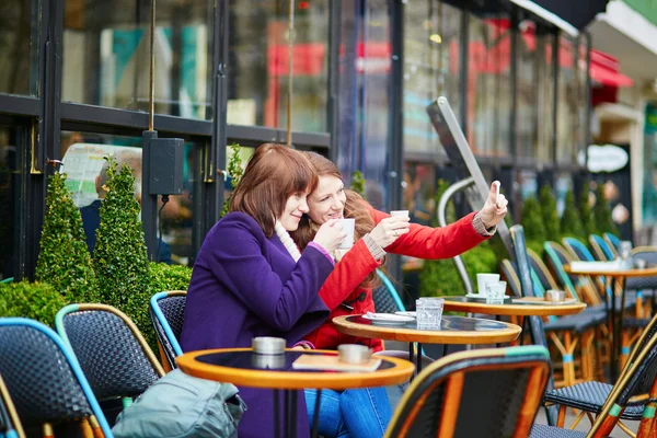 Dvě veselé dívky v Pařížské ulici café — Stock fotografie