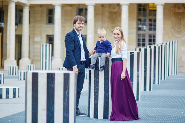 Ευτυχισμένη οικογένεια τριών στο βασιλικό παλάτι, στο Παρίσι — Φωτογραφία Αρχείου