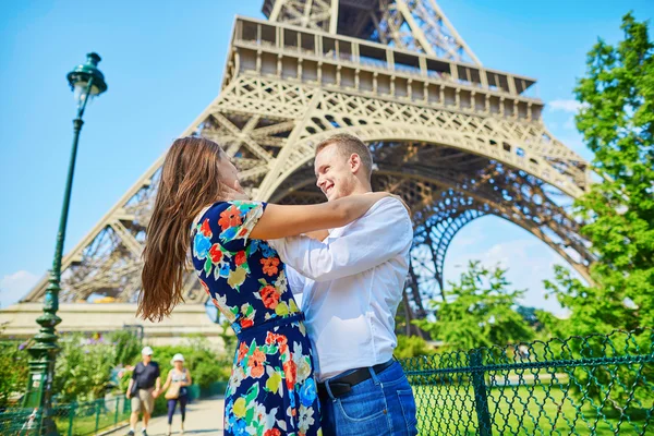 Young couple having a date in Paris, France — Stock Photo, Image