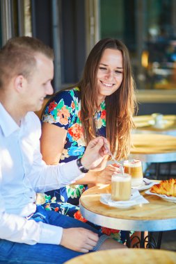 Genç bir çift bir tarih olan kafede, Paris, Fransa