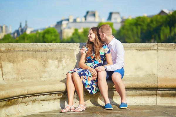 Νεαρό ζευγάρι που έχοντας μια ημερομηνία στο Παρίσι, Γαλλία — Φωτογραφία Αρχείου