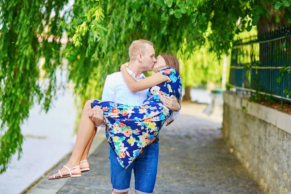 Casal jovem tendo um encontro em Paris, França — Fotografia de Stock