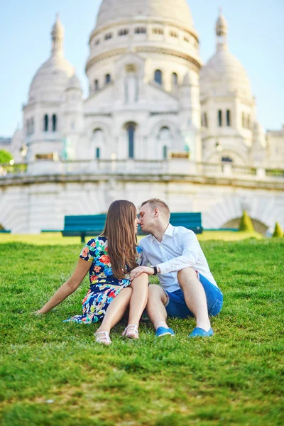 Mladý pár s datum na Montmartre, Paříž, Francie — Stock fotografie