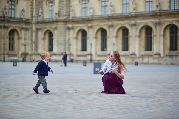 Anne ve küçük oğlu Paris — Stok fotoğraf