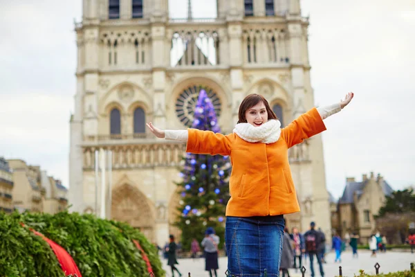 Ευτυχισμένος νεαρός τουρίστας στο Παρίσι μια χειμωνιάτικη μέρα — Φωτογραφία Αρχείου