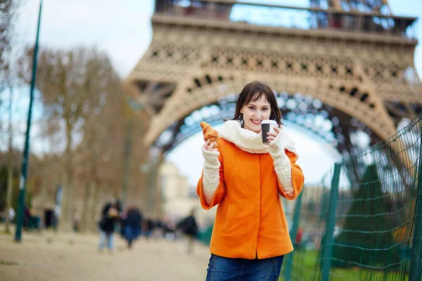 Happy young tourist in Paris on a winter day — Stock Photo, Image