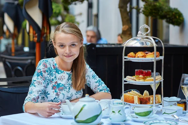 Beautiful young woman enjoying afternoon tea — Stock Photo, Image