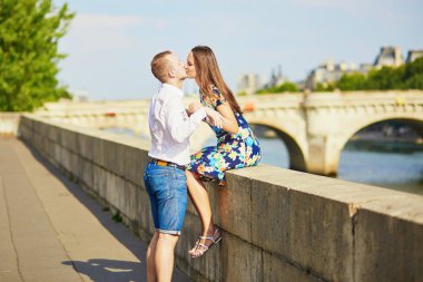 Seine dolgu üzerinde sahip genç Romantik Çift