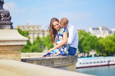 Seine dolgu üzerinde sahip genç Romantik Çift