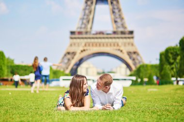 Romantik Çift Eiffel tower Paris civarındaki oteller