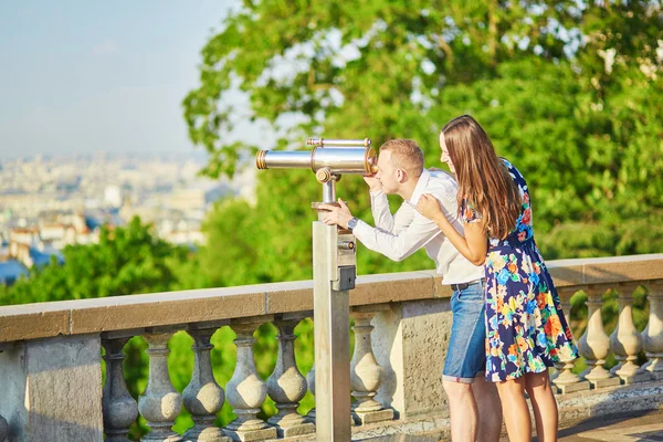 Romantiska par att ha ett datum i paris — Stockfoto