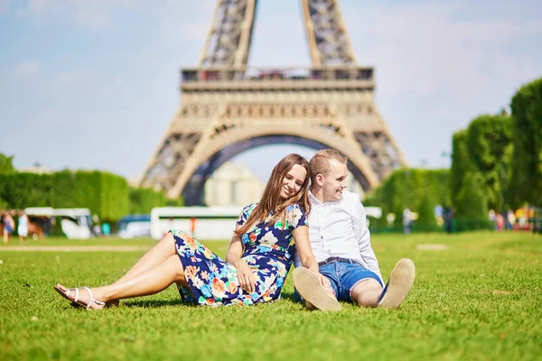 Romantik Çift Eiffel tower Paris civarındaki oteller