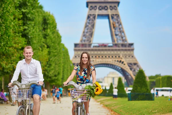 Ζευγαράκι χρησιμοποιώντας ποδήλατα στο Παρίσι, Γαλλία — Φωτογραφία Αρχείου