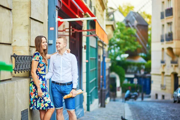 Mladý romantický pár s datum na Montmartru — Stock fotografie