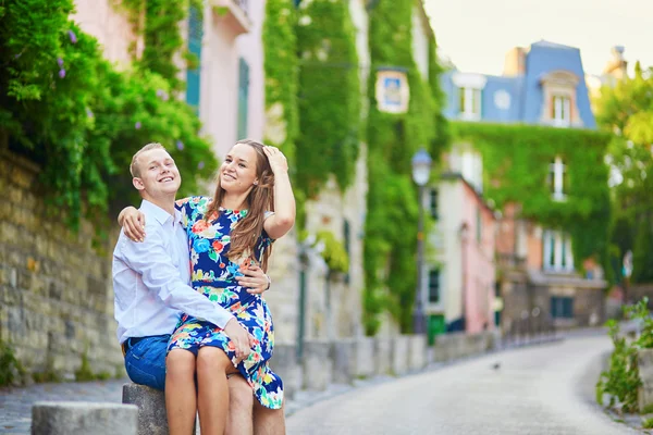 Montmartre üzerinde bir tarihi olan genç Romantik Çift — Stok fotoğraf