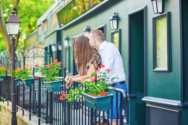 浪漫的情侣，在阳台上用花来装饰 — 图库照片