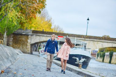 Genç çift Paris'te bir sonbahar gününde dating
