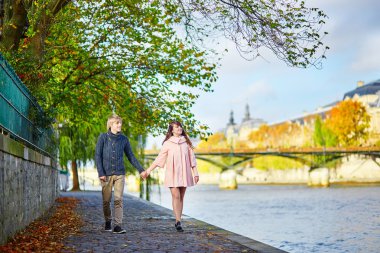 Genç çift Paris'te bir sonbahar gününde dating