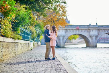 Genç çift Paris'te bir sonbahar gününde dating