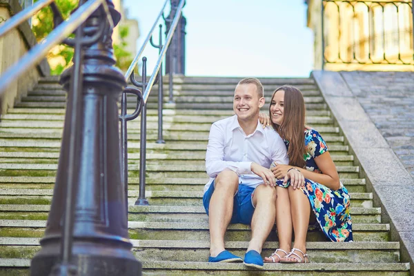 Jonge romantisch paar met een datum in Parijs, Frankrijk — Stockfoto