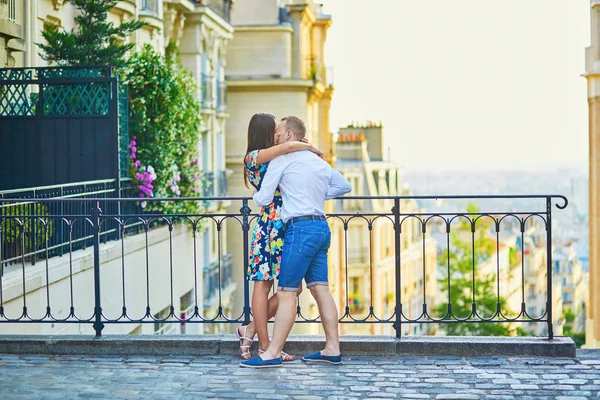 年轻情侣在巴黎，法国有个约会 — 图库照片