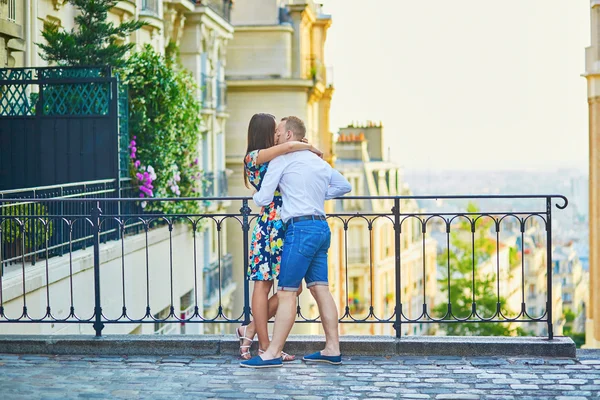 Junges romantisches Paar bei einem Date in Paris, Frankreich — Stockfoto