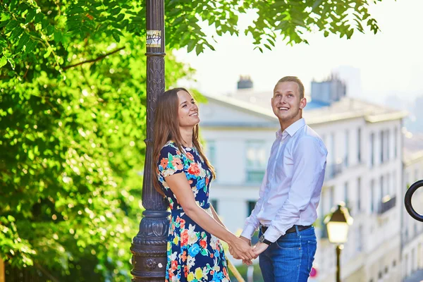 Unga romantiska par att ha ett datum i Paris — Stockfoto