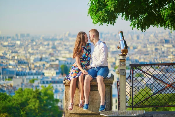 Unga romantiska par att ha ett datum i Paris — Stockfoto