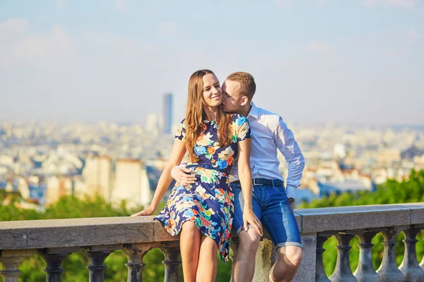 Jeune couple romantique ayant un rendez-vous à Paris, France — Photo