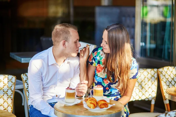 Jovem casal romântico em um aconchegante café ao ar livre em Paris, França — Fotografia de Stock